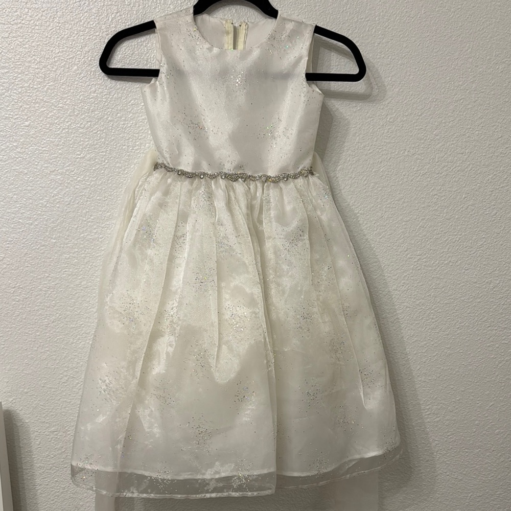 Formal girls size 4 dress with detailed waist